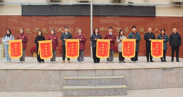 8、党支部书记楚东升为优秀班级颁奖 8、党支部书记楚东升为优秀班级颁奖